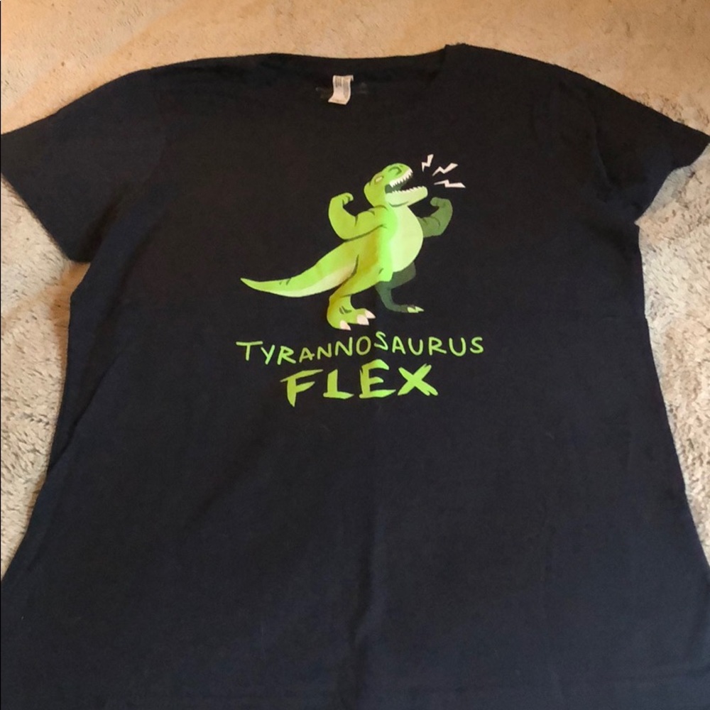 Men’s tee 🦖💪🏼 size medium